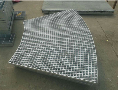 扇形钢格板主要用在电厂脱硫塔、脱硝塔以及塔形设备做平台